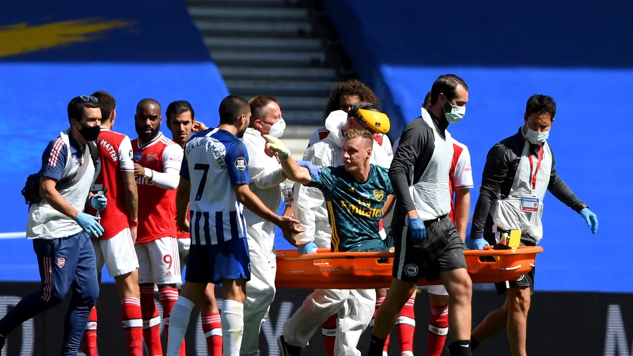 Imagine horror în Premier League. Portarul lui Arsenal s-a accidentat după un duel cu un adversar și a fost scos cu targa de pe teren