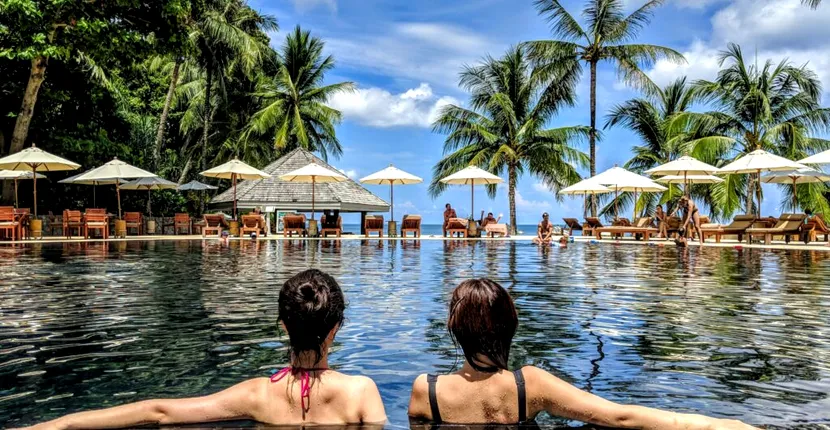 Bancul zilei. Ce-şi spun două dame pe plajă, când văd un tânăr cu muşchi