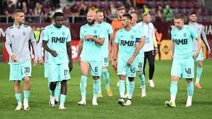 „Sunt probleme de vestiar și din afara lui. S-a întâmplat ceva”. Nelu Varga i-a reziliat contractul internaționalului român de la CFR Cluj și acum toți îl suspectează pe fotbalist