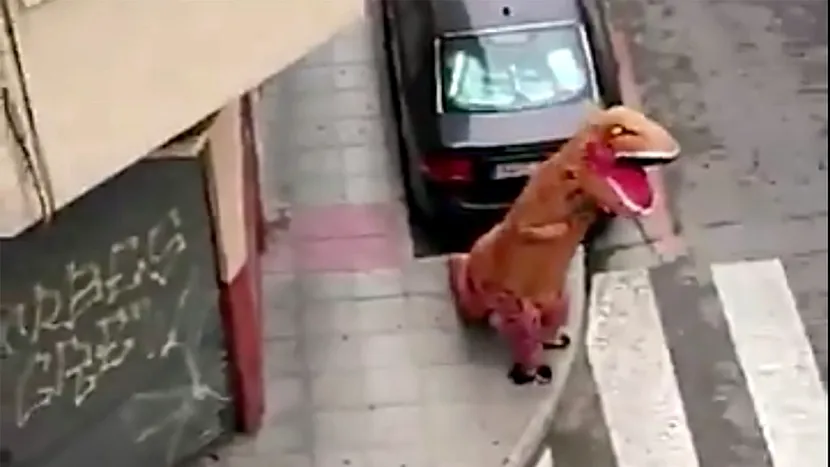 VIDEO | Un spaniol aflat în izolare s-a costumat în dinozaur ca să iasă din casă 
