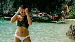 Corina Caragea, apariție spectaculoasă în costum de baie. Prezentatoarea de la PRO TV a făcut senzație la plajă, dar a dat de belele