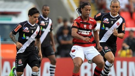 Incredibil** Un scandal din Brazilia îl poate trimite pe Ronaldinho înapoi în Europa: "Rămân doar dacă pleacă el!" Reacția după care profită PSG