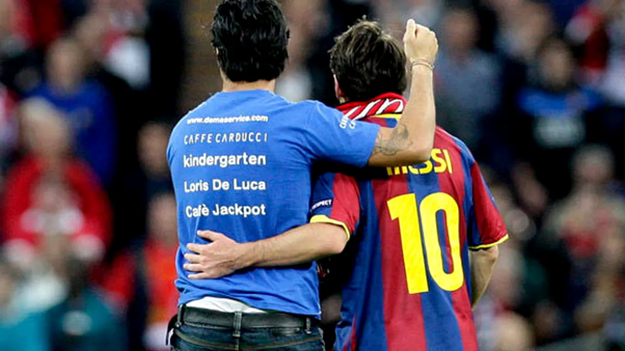 SUPER FOTO** A riscat să nu mai intre vreodată pe un stadion englez doar pentru a sta lângă Messi! 