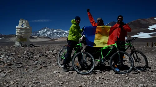 Trei români au traversat Deșertul Atacama și vulcanul Ojos del Salado pe biciclete Pegas! 