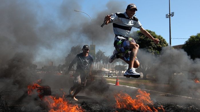 Haos în Brazilia! Protestatarii au incendiat cauciuciuri cu o zi înaintea Cupei Confederațiilor! 55 de răniți la Sao Paulo!
