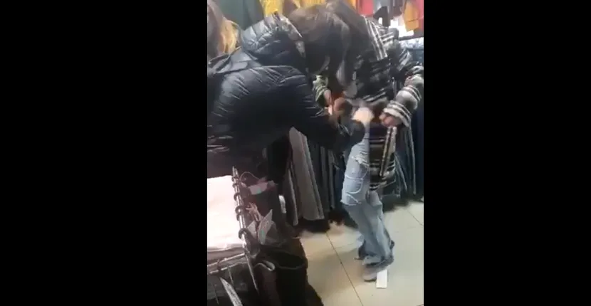 VIDEO | O fată din Teleorman, lovită și dezbrăcată după ce a furat dintr-un magazin