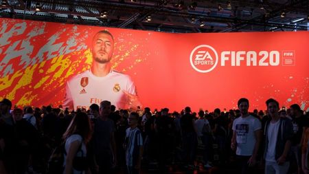 Fără precedent! Lovitură pentru toți jucătorii de FIFA. O legendă a fotbalului, interzisă pentru remarci rasiste!