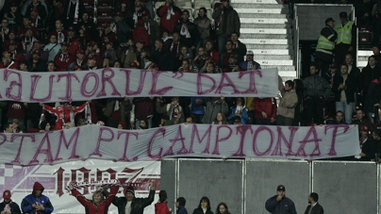 Suporterii CFR-ului: "Mulțumim pentru `ajutorul` dat, dar azi luptăm pentru campionat"