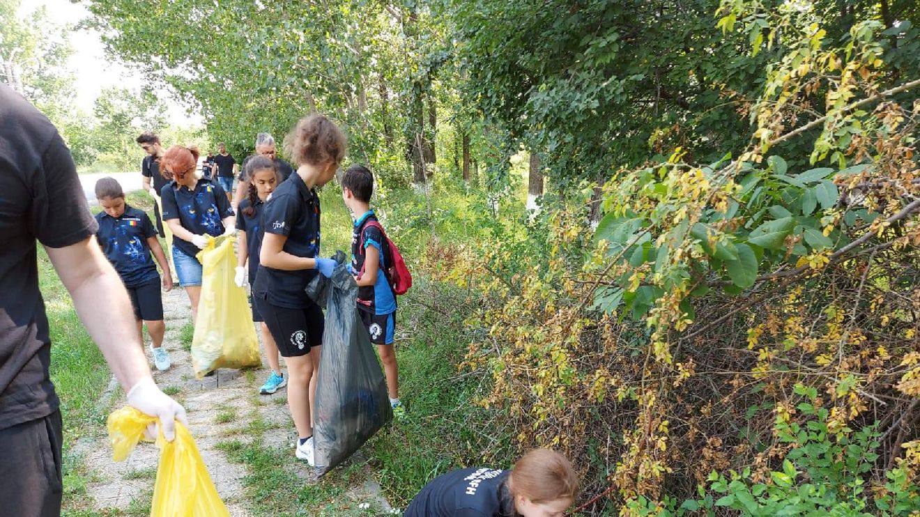 Handbaliștii de la Olympic RFH au curățat Buftea! FOTO