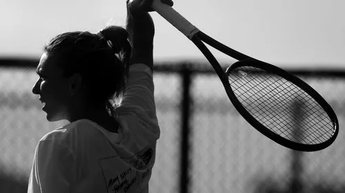 Simona Halep, antrenament cum nu s-a mai văzut în curtea casei! A renunțat la tricou pe terenul de tenis, apoi s-a răcorit în piscină | FOTO & VIDEO