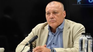 Fiul adoptiv al cântăreței Luminița Anghel, dezvăluiri dure despre viața alături de aceasta și de Marcel Pușcaș, fostul fotbalist al Stelei: „Trăgeau canapelele și fotoliile ca să mă blocheze în cameră”