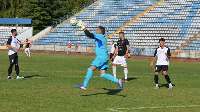 Liga 3, liga tuturor posibilităților! O echipă din Vâlcea a folosit la ultimul meci un portar de 49 de ani. ”Era media de vârstă a echipei prea mică și am vrut să o ridic puțin.” În weekend, dacă va juca, va fi adversar cu fiul său