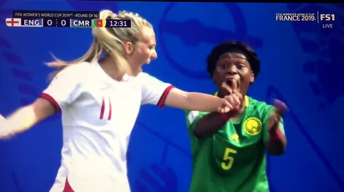 Gesturi incalificabile ale fotbalistelor din Camerun la Campionatul Mondial. VIDEO | De la scuiparea unei adversare până la îmbrâncirea arbitrului