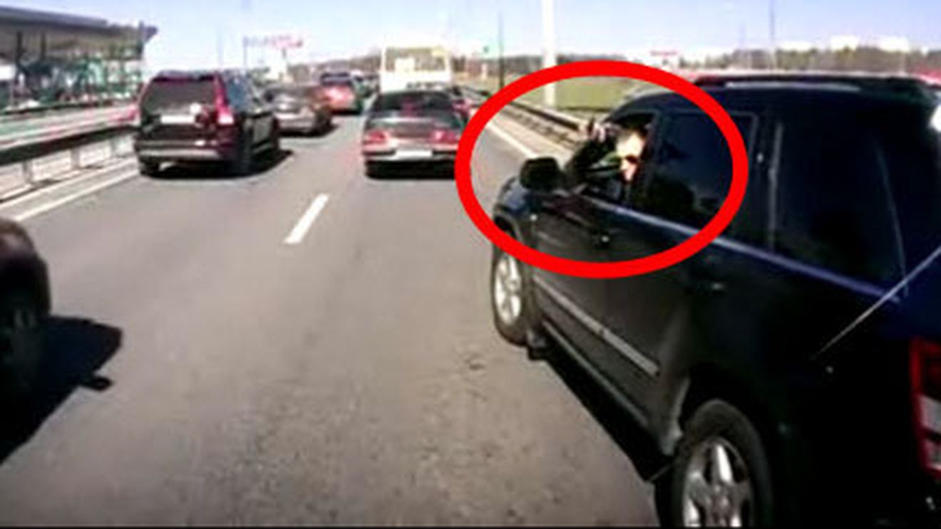 VIDEO Cu PISTOLUL pe bord! Cum se rezolvă mai nou problemele în trafic: