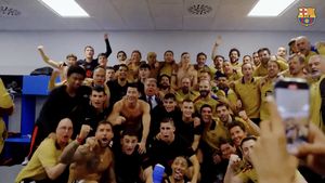 Nebunie în vestiarul Barcelonei, după câştigarea titlului. Laporta a coborât printre jucători