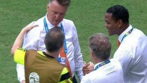 FOTO: Gestul care a trecut neobservat la meciul Olanda - Spania. Motivul pentru care Iniesta s-a dus spre banca adversă