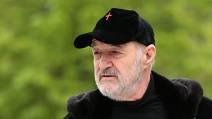 Gigi Becali trăieşte ceva ce nu a mai trăit vreodată! Fotbalistul de la FCSB a refuzat să rezilieze şi e dispus să stea 2 ani pe bară pentru a lua 360.000 de euro din salarii!