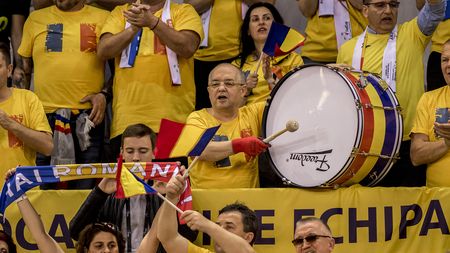 Emil Boc, din nou șef de galerie pentru Simona Halep și colegele ei. GALERIE FOTO | Cum a fost surprins în sala din Rouen