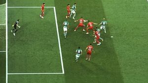 Noroc pentru FCSB în startul meciului de la Lisabona. FOTO | Vicecampioana a fost iertată de un penalty după un henț al lui Momcilovic