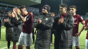 Imagini incredibile de la finalul meciului Farul - Rapid 7-2. Suporterii au sărbătorit împreună cu jucătorii din Giulești înfrângerea de la Constanța! Ce au scandat pe stadionul din Ovidiu | VIDEO
