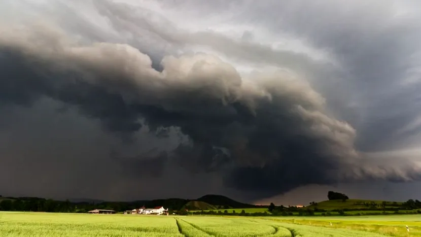 Alertă meteo în majoritatea zonelor din România: după caniculă, vijeliile și furtunile se reîntorc