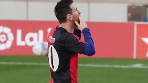 Arbitrul care i-a dat cartonaș lui Messi a vorbit: „M-a durut inima!” Ce spune despre decizia controversată de la momentul omagierii lui Maradona