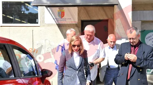 FOTO | Ministrul Tineretului și Sportului, ținut la ușă. Gabriela Szabo nu a fost lăsată să intre în Sala Polivalentă din Cluj