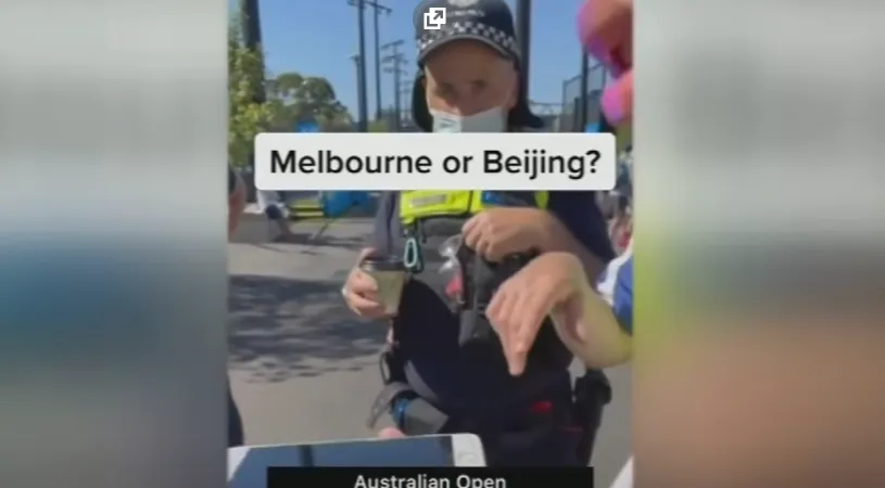 Scandal monstru la Australian Open, înainte ca Simona Halep să joace împotriva lui Alize Cornet! Oamenii de la securitate au intervenit imediat și i-au pus să se dezbrace pe fanii care purtau tricouri cu o întrebare incomodă: „Unde este?”