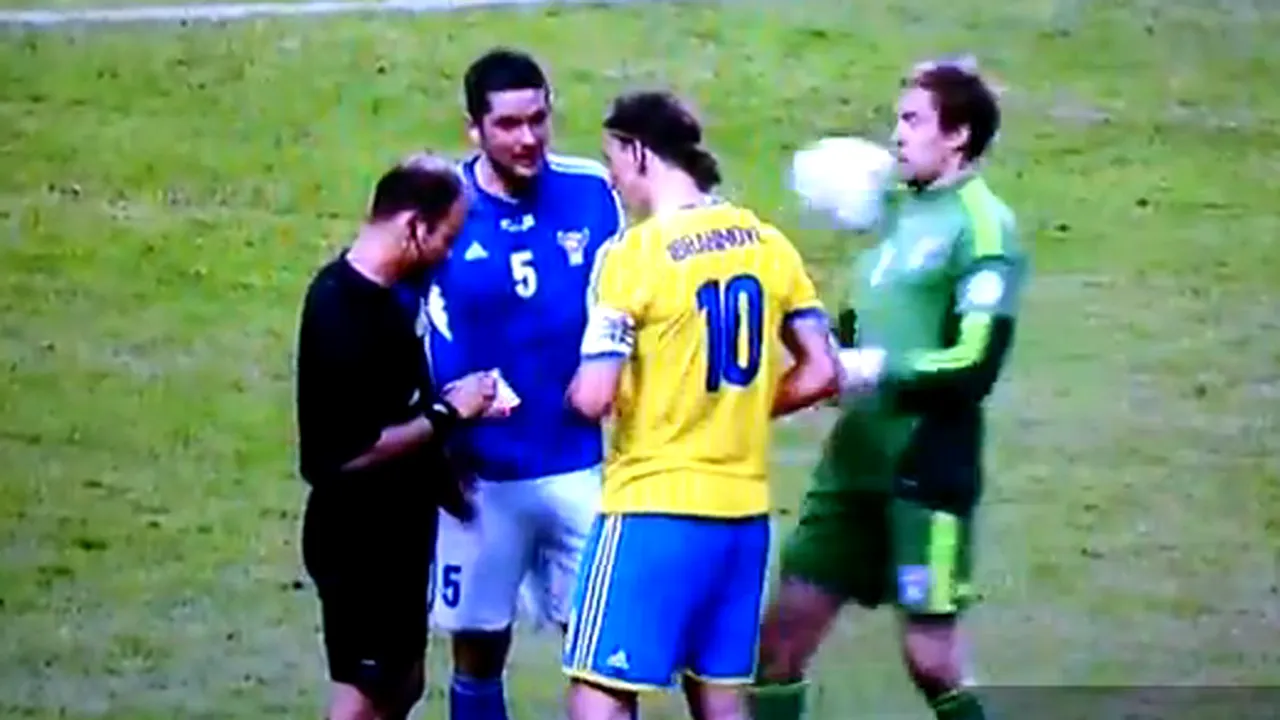 Tupeu maxim! VIDEO - Ibrahimovic, unul dintre cele mai urâte gesturi din 2013. Cu arbitrul lângă el, suedezul și-a bătut joc de un adversar