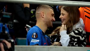 Cum au apărut Daniel Bîrligea și iubita lui la FCSB - Universitatea Craiova. Au atras numeroase priviri