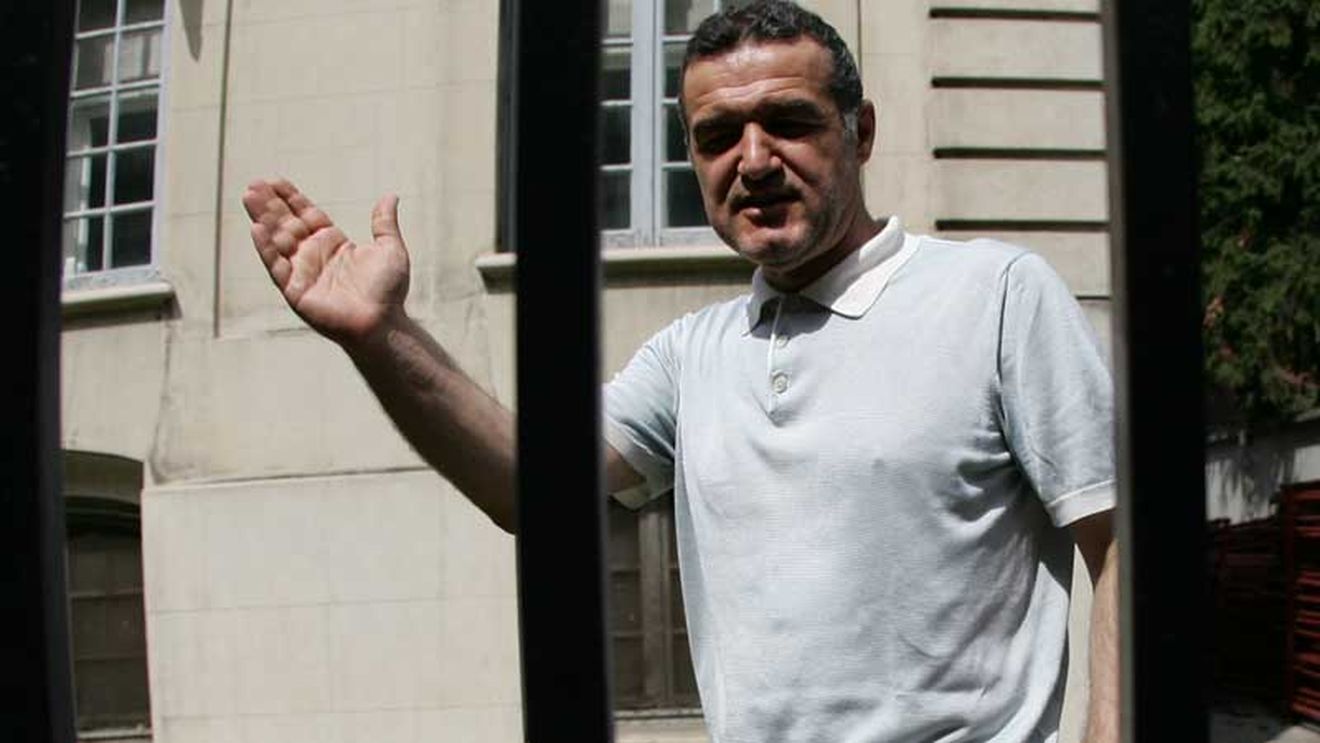 Probleme în Paradis: Becali Bank interzisă!