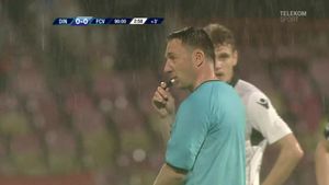 Moment emoționant în Dinamo - FC Voluntari. VIDEO | Sebastian Colțescu l-a lăsat pe arbitrul de rezervă să fluiere finalul jocului, la partida sa de retragere