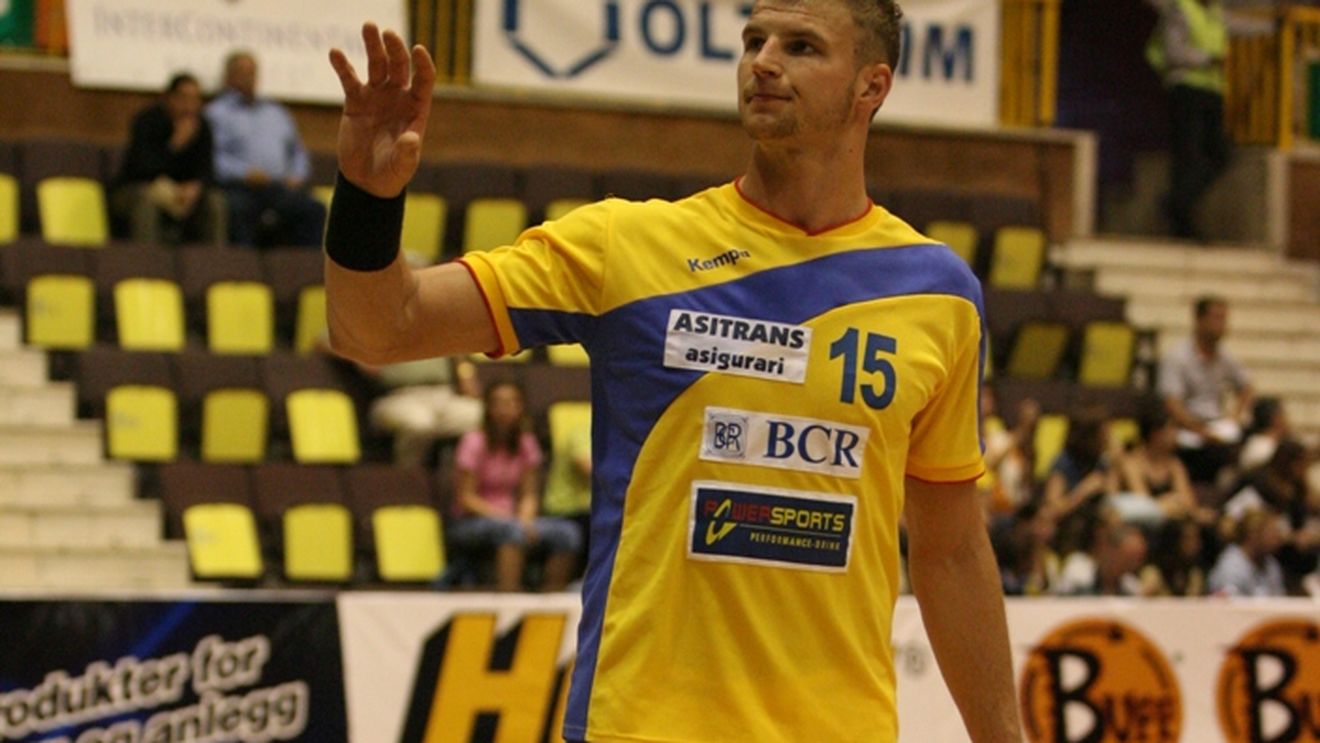 'Am văzut totul, eram în spatele lui! L-au lovit cu pumnii și cu picioarele, apoi l-au înjunghiat!'