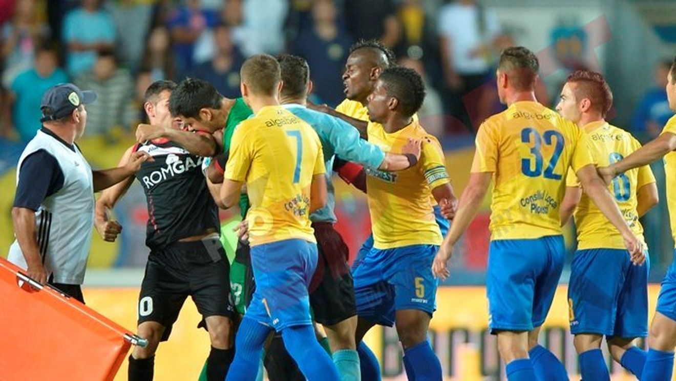 FOTO - Bornescu și-a ieșit din minți: l-a mușcat de două ori pe Bawab! Totul a degenerat într-o bătaie generală la Ploiești