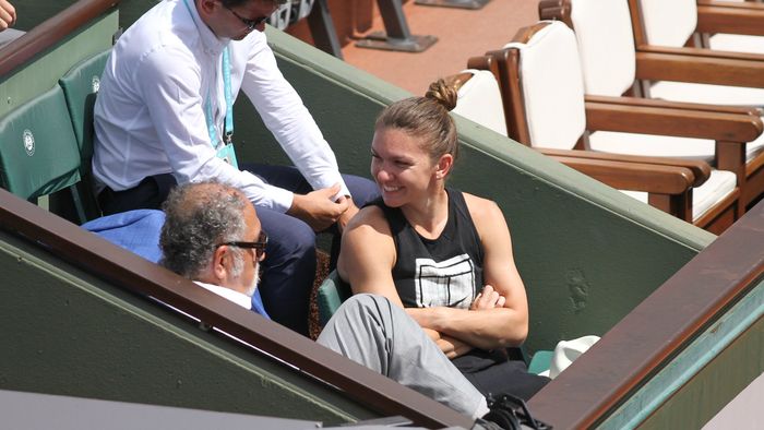IMAGINEA ZILEI | Simona Halep zâmbește larg alături de Ion Țiriac. Scene unice pe centralul de la Roland Garros: #1, privindu-l pe #1