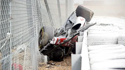 Imagini teribile în primul tur din Marele Premiu din Marea Britanie! Mașina lui Zhou Guanyu a fost complet distrusă după ce s-a răsturnat pe circuit | VIDEO