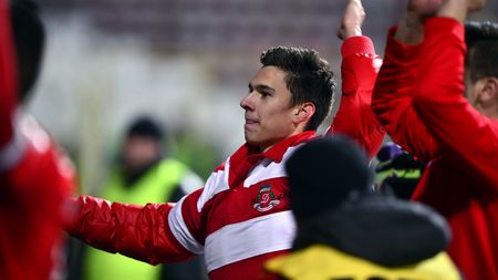 Rotariu se îndepărtează tot mai mult de Dinamo. Părinții săi vor să-l mute din apartamentul primit de la club, pe motiv că siguranța familiei este pusă în pericol