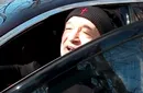 Gigi Becali s-a dat jos din Rolls-Royce-ul de 500.000 de euro şi a aruncat un potop de invective spre jurnalista care îl aştepta în fața Palatului: „Televiziune infractoare, mafioată”. VIDEO