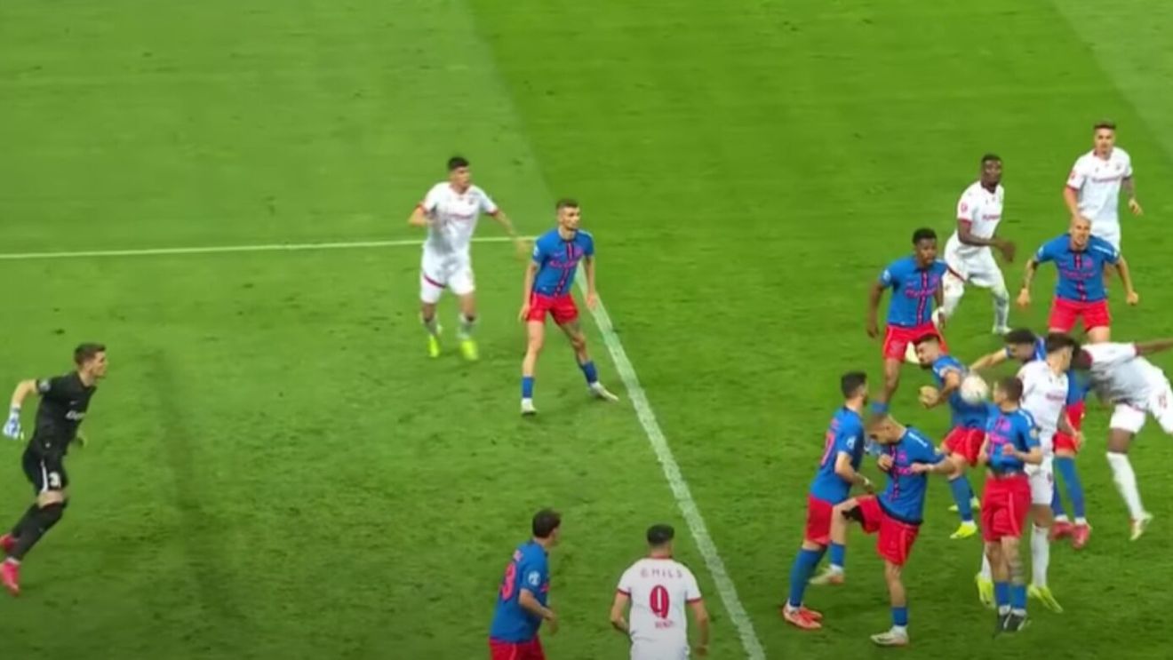 Dinamo, penalty cu VAR pentru un henț la Valentin Crețu