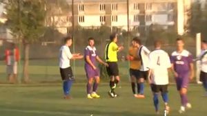 VIDEO | Decizie ciudată în Liga 3 din România. Un jucător a fost eliminat după ce a degajat o minge în afara terenului
