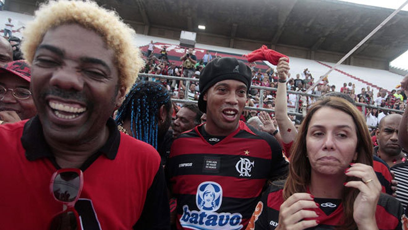 VIDEO** Isterie națională în Brazilia! Peste 20.000 de fani au "tras" de Ronaldinho la prezentarea oficială