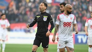 CSA Steaua deschide scorul dintr-un penalty controversat! Căpitanul lui Dinamo a contestat decizia și a fost avertizat de George Găman | VIDEO