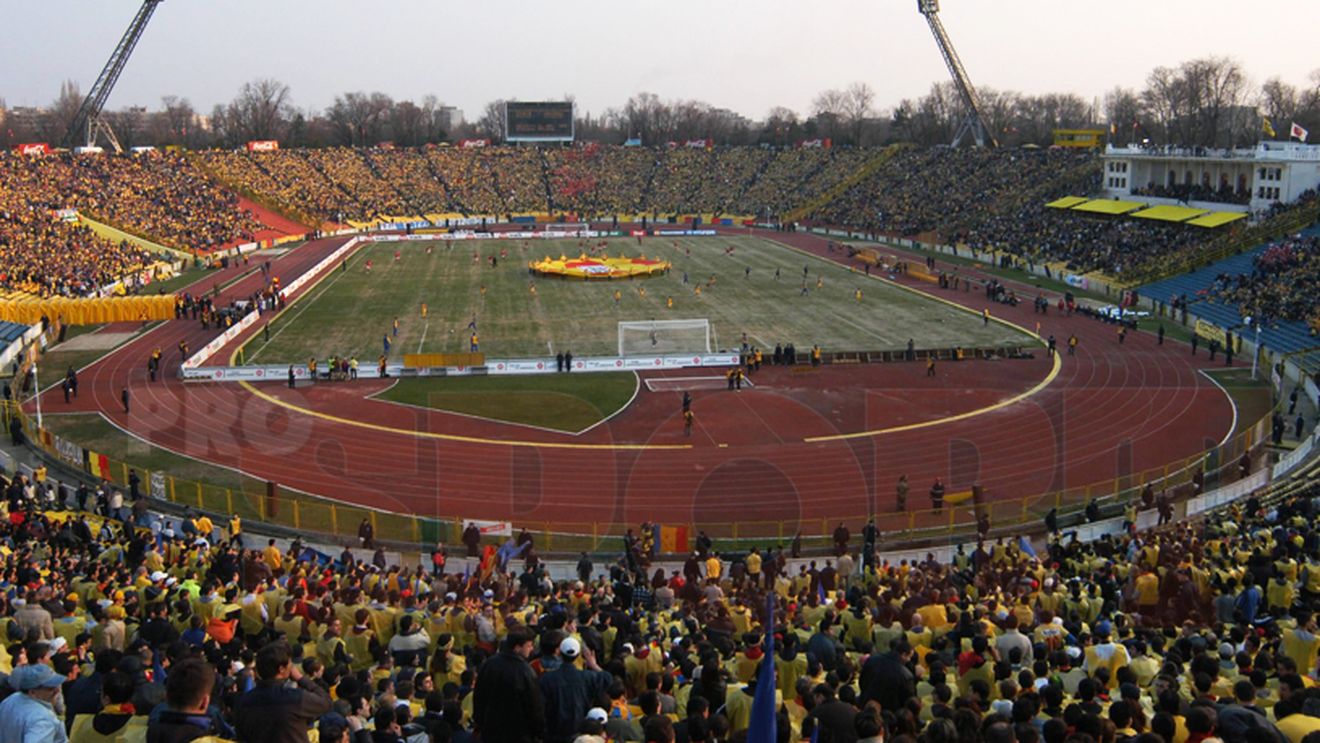 ATUNCI ȘI ACUM | Nu mai jucăm pe nisip cu Danemarca! Cum a arătat gazonul în martie 2003 și pe ce vom juca duminică: "Cluj Arena va fi mai mult decât pregătit pentru un regal fotbalistic"