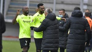 Golul marcat de CFR Cluj cu Chindia trebuia anulat! Verdictul specialistului: „Brațul lui Costache este cu cotul în sus, peste nivelul umărului!” | VIDEO EXCLUSIV ProSport Live