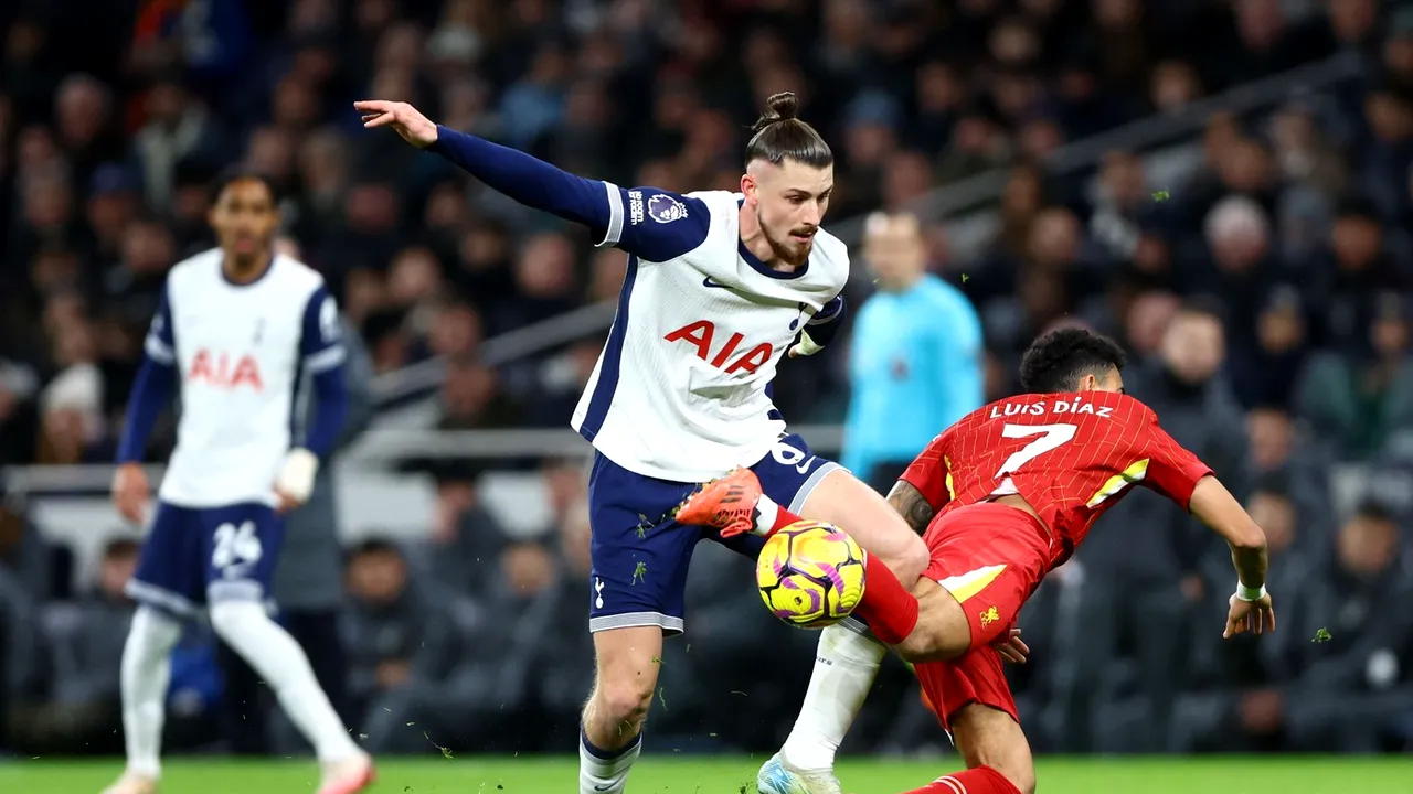 Radu Drăgușin, repriză de coșmar în Tottenham - Liverpool! A fost depășit la două goluri și a primit o notă mică