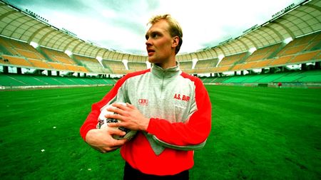 Povestea lui Ingesson. "Obișnuia să mă sune numai la 1 noaptea până să mă retrag. După ce m-am retras, stăteam cu ochii pe pereți și îmi ziceam: Â«Ce frumos ar fi să mă sune acum!Â»"