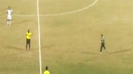 Scene incredibile pe un teren de fotbal!** VIDEO Un român, martor la cea mai nebună decizie din istorie a unui arbitru
