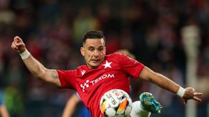 Vârful spaniol dorit de Rapid şi CFR Cluj ar putea ajunge la Universitatea Craiova. Mihai Rotaru ar fi oferit 750.000 de euro pentru fotbalistul trecut pe la Barcelona