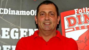 Un fost fotbalist al lui Dinamo îi face praf pe Florin Bratu și Gabi Răduță! „Își luase aere” / „Se dădea la mămicile jucătorilor” + Selecția „pe pile”: „Dacă ai «cașcavalul» gros și o relație...”