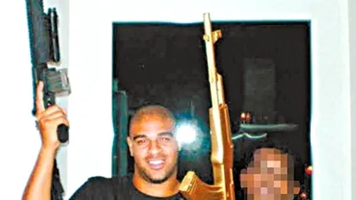 INCREDIBIL** Adriano a împușcat o tânără în timp ce se juca cu arma unui polițist! Fostul interist a refuzat să meargă la secție